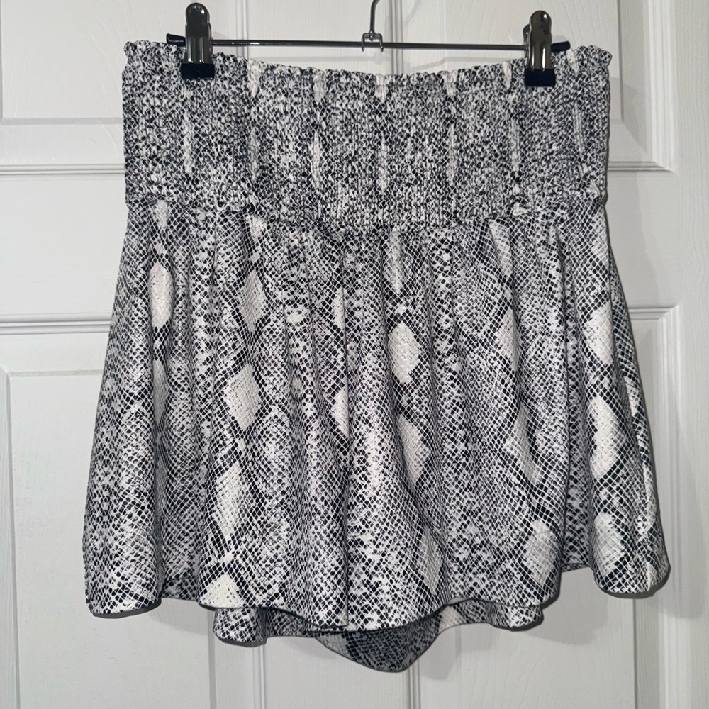 TCEC Snakeskin High Waist Silky Pull On Shorts - Picture 2 of 6